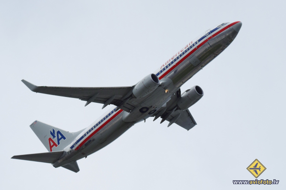 Boeing 737-823